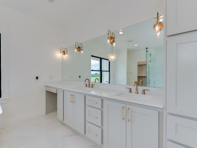 Marble and white decor master bath from the Wright Project.
