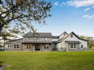 Should You Build or Buy a House? Weighing the Pros and Cons